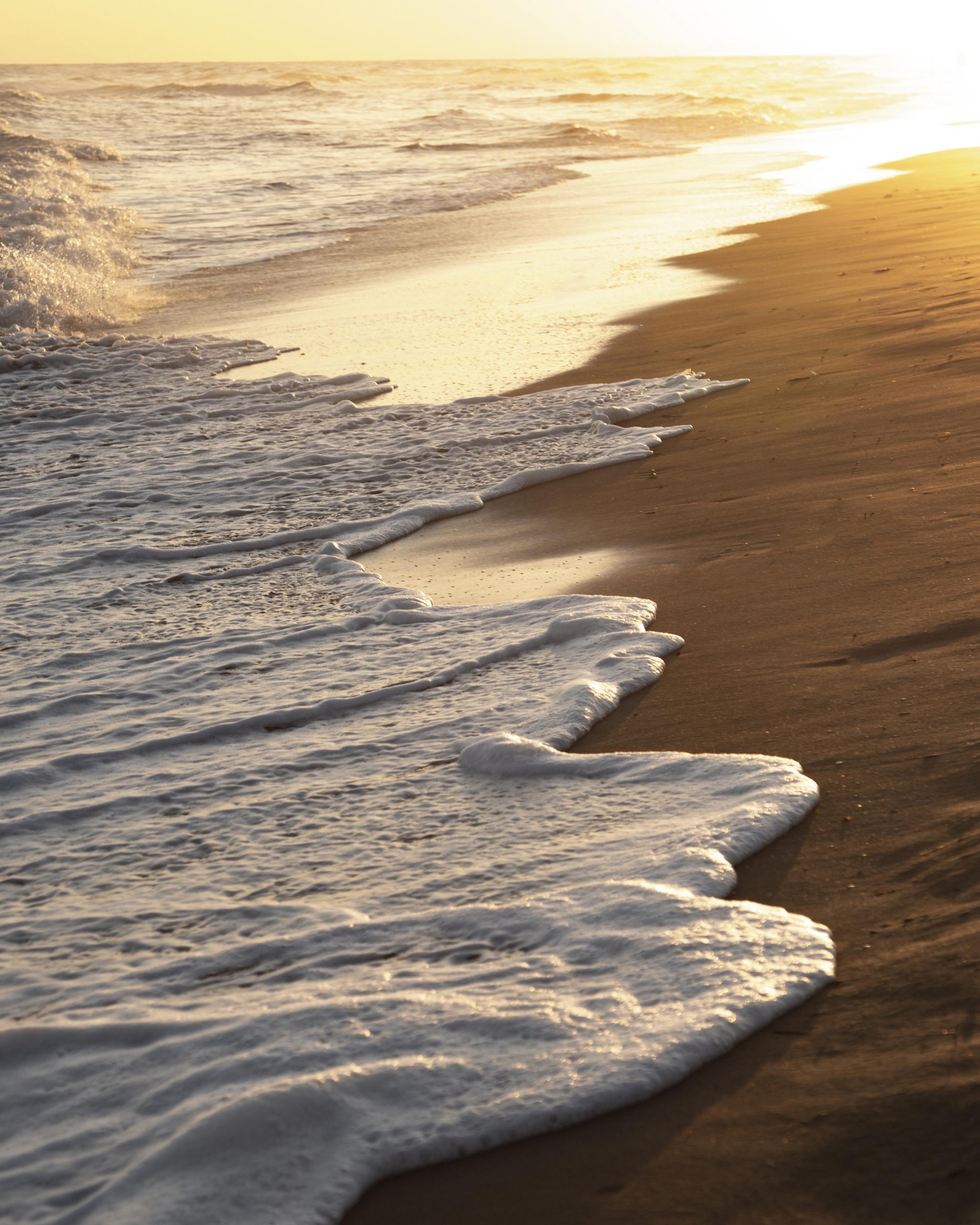 strandsand neben dem friedlichen meer